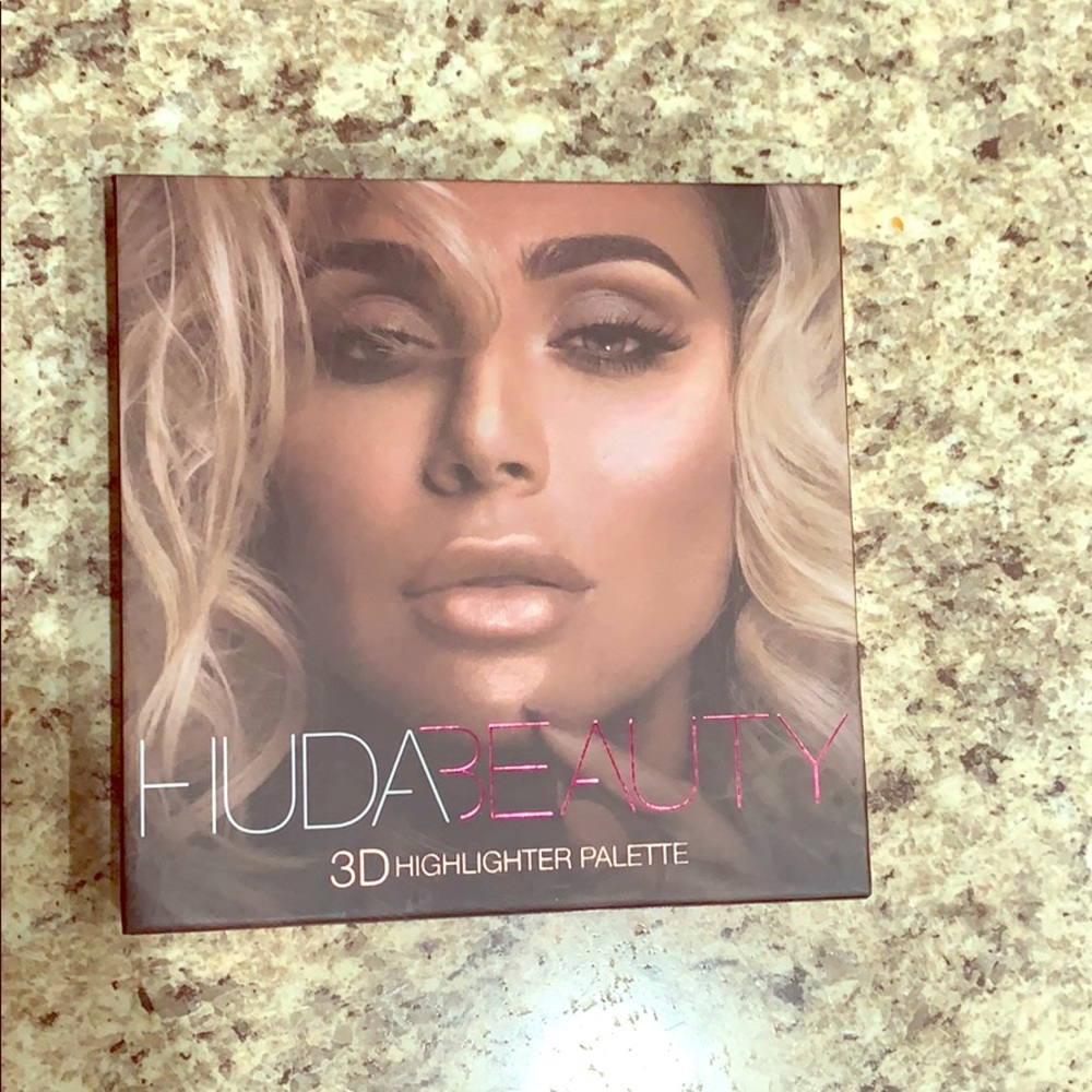 Hugs 3D highlighter palette